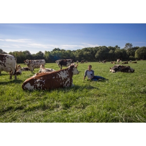 Ferme Les Barres Et Monsieur Fermier
