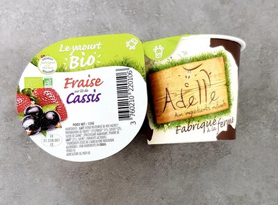 Yaourt  adelle à la fraise sur lit de cassis
