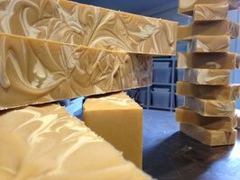 Savon lait de chèvre chevrefeuille