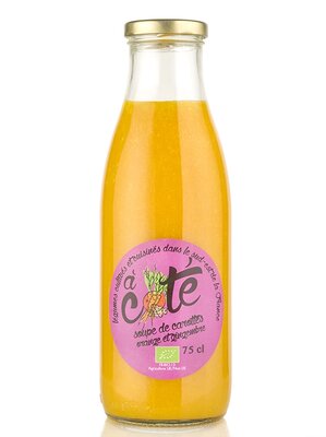 Soupe chaude de carottes orange et g