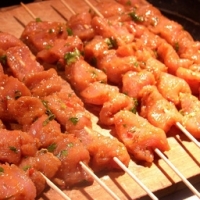 Brochette de dinde marinées