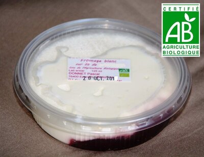 Fromage blanc bio lissé sur lit de fruits des bois