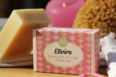 Elvire. sans parfum et très riche en karité.