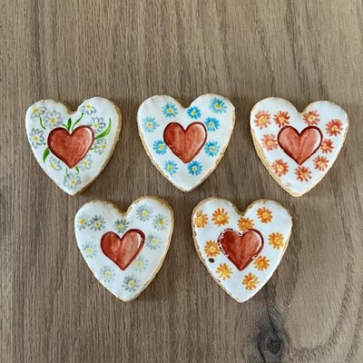 Biscuits peints coeurs colorés