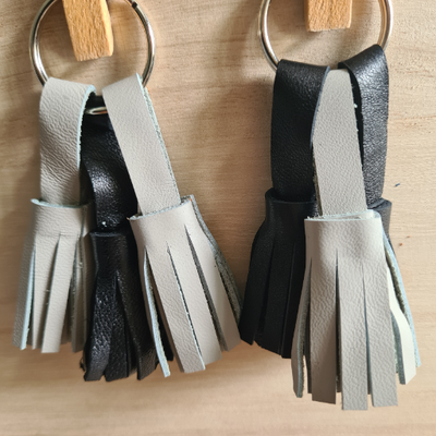 Porte-clés en cuir 3 pompons (1gris/2noir)