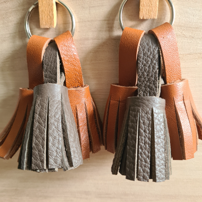 Porte-clés en cuir 3 pompons (1marron/2taupe)