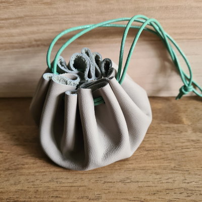 Bourse / vide-poche en cuir gris/ vert