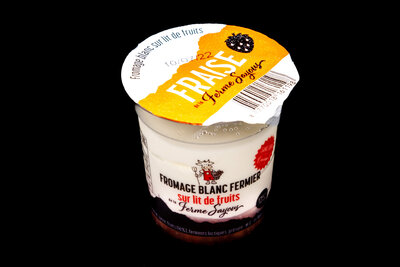 Fromage blanc sur lit de fraise