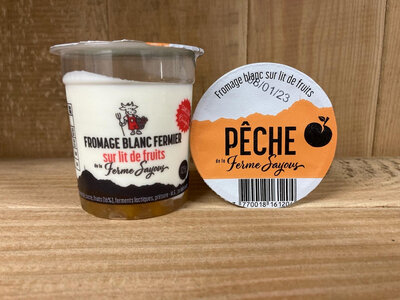Fromage blanc sur lit de pêche