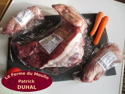 1  tête de porc  avec  4  pieds de porc