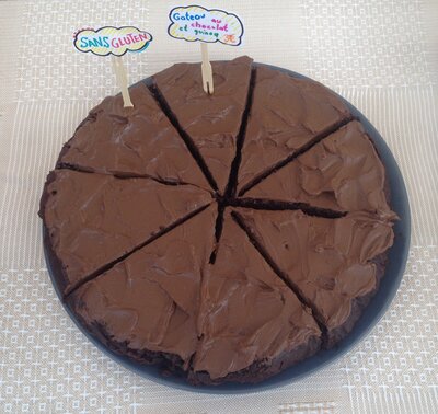 4 parts de gâteau chocolat noir et quinoa bio sans gluten.
