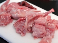 Lapin entier découpé avec tête