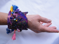 Bracelet violet en paper fabric et avec des pompons