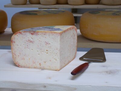 Gouda de vache avec piment d'espelette et poivre vert, 450-550gr