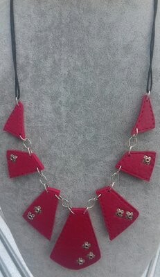 Collier effet cuir rouge
