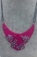 Collier effet cuir rose