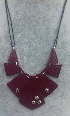 Collier effet cuir bordeaux