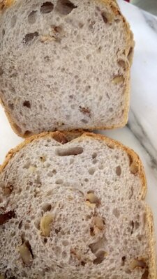 Pain au noix tranché
