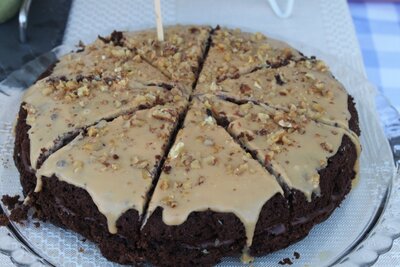 4 parts de gâteaux caroubes, noix et caramel beurre salé sans gluten bio