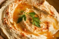 Houmous au paprika précieux et tomates confites par nos soins