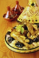 Poulet fermier aux amandes torréfiées et aux pruneaux moelleux