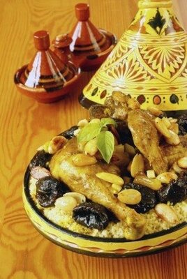 Poulet fermier aux amandes torréfiées et aux pruneaux moelleux
