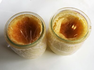 --- frais : 2 crèmes aux oeufs fermiers