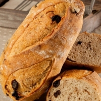 Pain garni aux olives bio