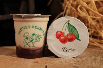 Yaourt fermier sur lit de cerises