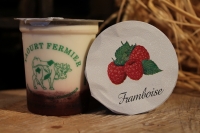Yaourt fermier sur lit de framboises