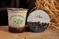 Yaourt fermier sur lit de mûres