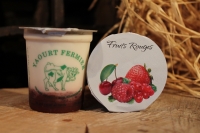 Yaourt fermier sur lit de fruits rou