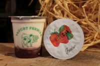 Yaourt fermier sur lit de fraise