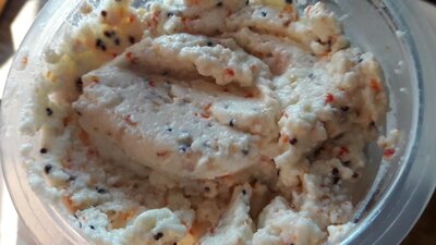 Fromage à tartiner tomates, ail, sesame au lait cru de brebis