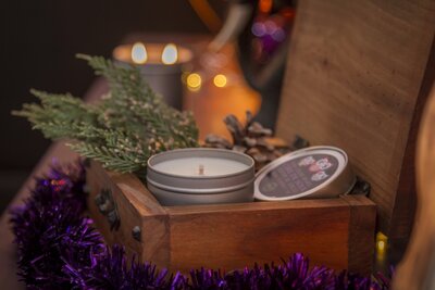 Bougie naturelle noël sous le sapin