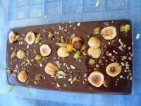 Plaque de chocolat noir,oranges noisettes