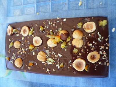 Plaque de chocolat noir,oranges noisettes