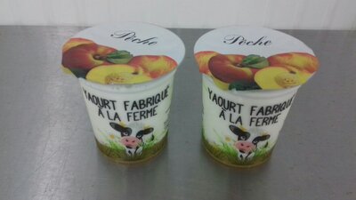 2 yaourts sur fond de confiture pêche