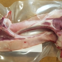 Côtes découvertes d'agneau de lait