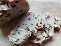 Pain noisettes, amandes, raisins bâ