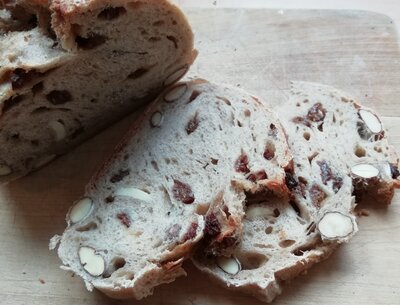 Pain noisettes, amandes, raisins bâ