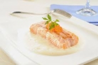 Pavé de saumon sauce oseille et son accompagnement