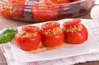 Tomate farcie au thon et fromage et son riz en garniture