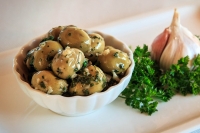 Olives cassées ail et persil