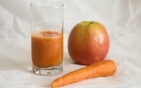 Jus de légumes et fruits frais (carottes, pommes)