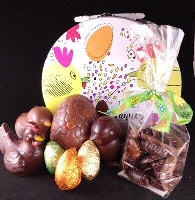 ! paques ! valise metal garnie de ch