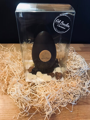 Oeuf joyeuses pâques chocolat noir