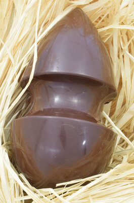 Oeuf silhouette lait ou noir - 17 cm