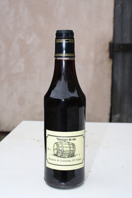 Vinaigre de vin aromatisé à l'ail