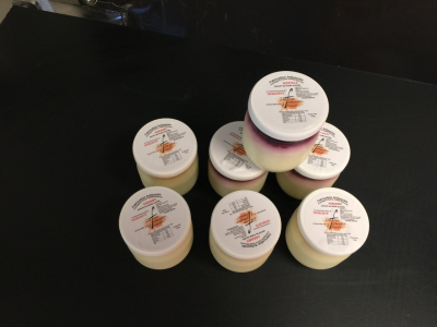 Yaourt nature avec coulis abricot pots en verre